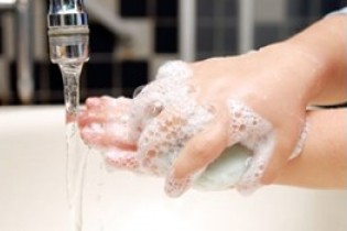 فواید شستن دست با آب گرم