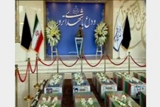 وداع خانواده‌های شهدای حادثه تروریستی تهران با عزیزان خود مقابل مجلس