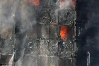 فیلم/ ساعت های اولیه آتش سوزی مهیب برج ۲۴ طبقه لندن