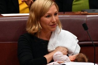 شیر دادن نماینده زن در حال سخنرانی در مجلس!