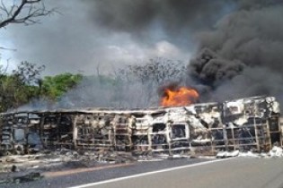 مرگ 21 برزیلی در برخورد کامیون با اتوبوس