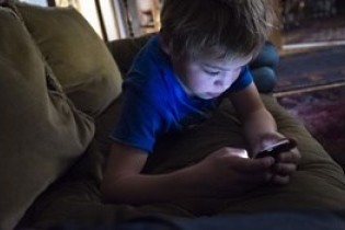 جمع آوری 300 هزار امضاء برای ممنوعیت استفاده از گوشی موبایل توسط کودکان زیر ۱۳ سال
