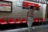 فیلم/مردی که با چاقو به مسافران مترو حمله کرد