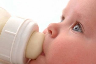 چرا بعضی کودکان از خوردن شیر مادر محرومند؟