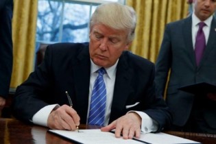 ترامپ تحریم‌های ایران و روسیه را امضا کرد