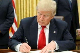 رئیس جمهور آمریکا تحریم‌ها علیه روسیه و ایران را امضا کرد