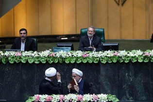 حسن روحانی رئیس‌جمهور میانه روی ایران روز شنبه در حضور مهمانان خارجی برای دومین بار سوگند یاد کرد