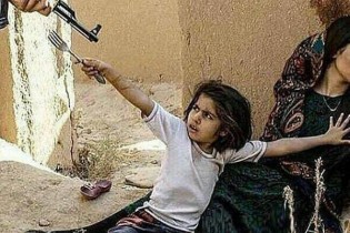 دفاع مظلومانه دختربچه سوری از جنازه‌ی مادرش