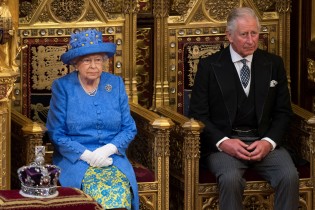ملکه انگلیس تاج پادشاهی را به پسرش واگذار می کند