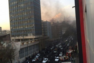 وقوع آتش سوزی در مقابل تالار بورس تهران
