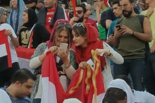 زنان ایرانی پشت گیت های استادیوم آزادی ماندند، زنان سوری آزادانه از تماشای بازی لذت بردند