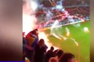 فیلم/ تماشاچیان زمین فوتبال را به آتش کشیدند