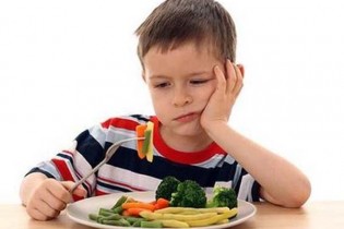 چگونه کودکان بد غذا را به خوردن تشویق کنیم؟