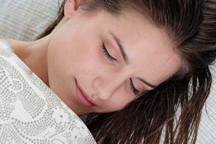مضرات خوابیدن با موهای خیس را بخوانید