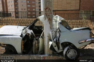 تصاویر / مرگ راننده در اثر برخورد با تیر برق