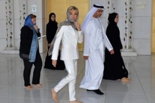 تصاویری از بانوی خبرساز فرانسه و حضور بدون کفش او در مسجد شیخ زاید