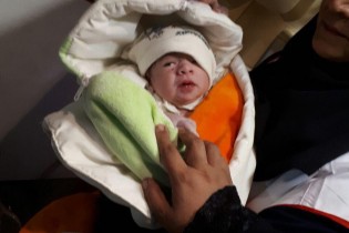 امید در قلب فاجعه/به دنیا آمدن نوزاد در میان آوارهای زلزله سرپل ذهاب