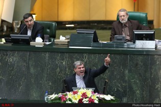 قیافه احمدی‌نژاد به دفاع از آزادی و دموکراسی نمی‌خورد