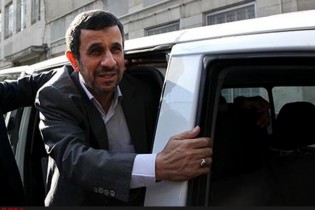 تکذیب دعوت از احمدی‌نژاد برای سفر به خراسان رضوی