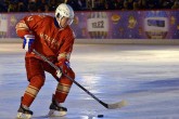 تصاویر/ پوتین در حال بازی هاکی روی یخ