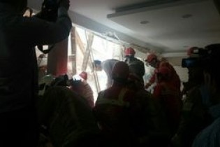 ریزش ساختمان سه طبقه در خیابان مهرآباد جنوبی