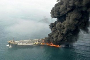 کارکنان کشتی نفتکش پس از حادثه زنده بوده‌اند