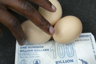 در زیمباوه با 100 میلیارد سه عدد تخم مرغ دریافت می کنند
