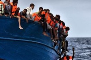 کشتی حامل 80 مهاجر غیر قانونی غرق شد