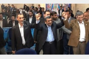 احمدی‌نژاد و دوستانش خودسوزی می‌کنند