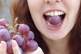 اگر دندان هایتان را پر کرده اید انگور بخورید