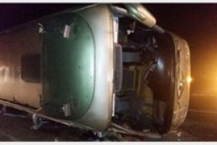 یک کشته و 9 مصدوم در تصادف اتوبوس با کامیون