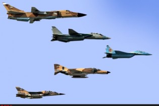 بالگردها و جنگنده‌های ارتش بر فراز آسمان تهران به پرواز درآمدند
