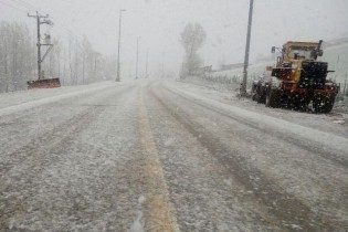 بارش برف در ارتفاعات هراز و فیروزکوه/از سفرهای غیرضروری پرهیز شود