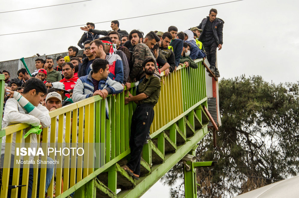 دیدار تیم‌های فوتبال خونه به خونه بابل و برق جدید شیراز