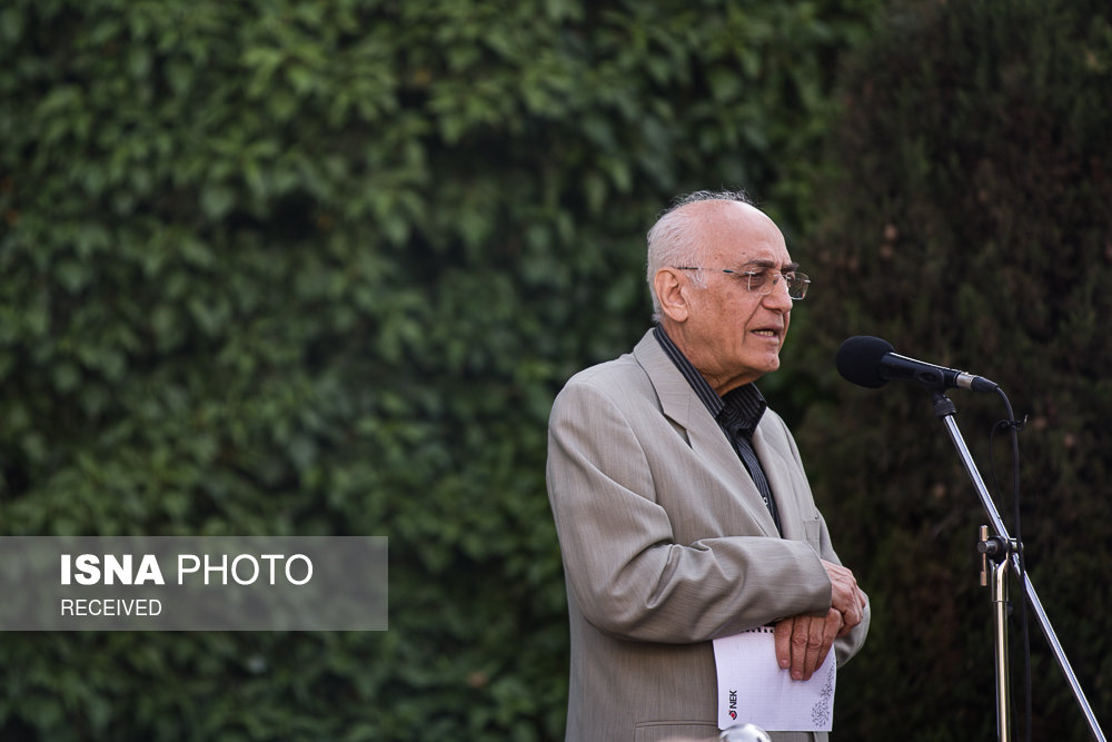 محمد سریر در مراسم تشییع پیکر ناصر چشم آذر
