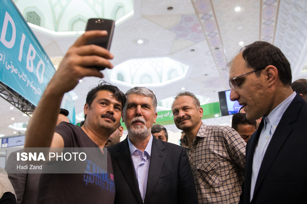 در حاشیه ششمین روز سی و یکمین نمایشگاه بین المللی کتاب تهران، یکی از بازدیدکنندگان از وزیر ارشاد درخواست عکس سلفی میکند و با وی عکس می‌اندازد.