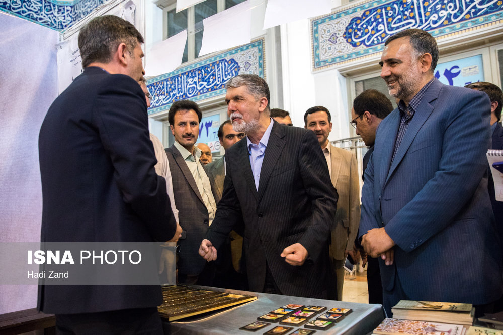 در ادامه بازدید عباس صالحی در ششمین روز سی و یکمین نمایشگاه بین المللی کتاب تهران، وی با علاقه فراوان با یکی از غرفه داران صحبت میکند.