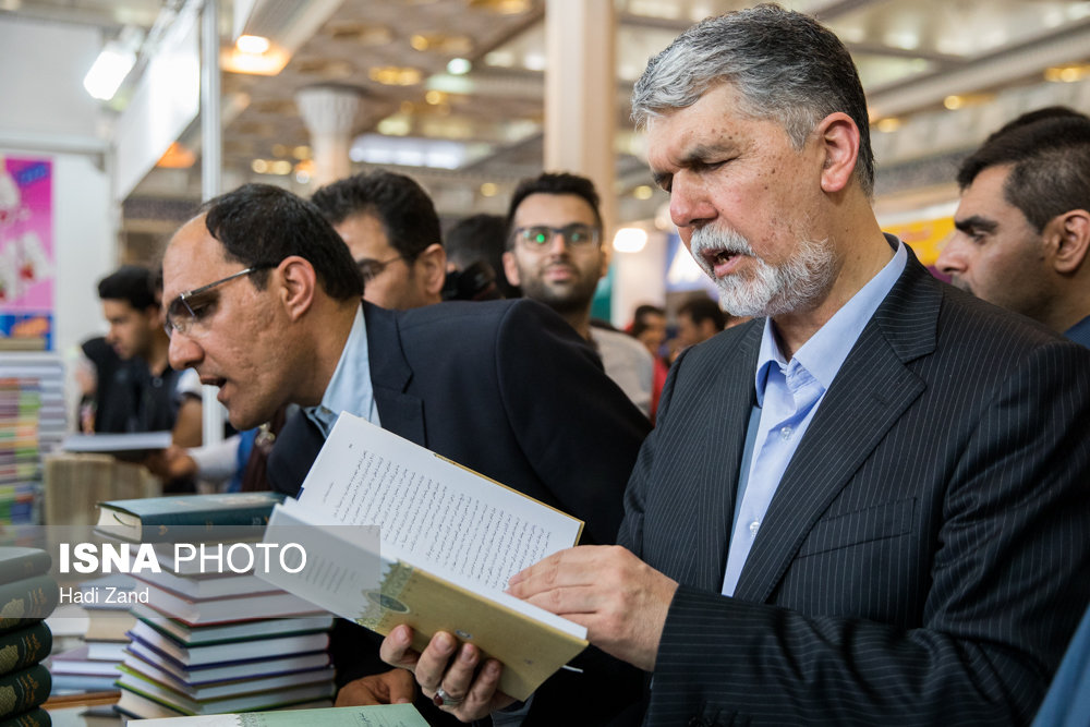 عباس صالحی وزیر فرهنگ و ارشاد از تعدادی از غرفه‌های سی و یکمین نمایشگاه بین المللی کتاب تهران بازدید میکند.