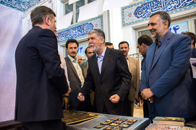 در ادامه بازدید عباس صالحی در ششمین روز سی و یکمین نمایشگاه بین المللی کتاب تهران، وی با علاقه فراوان با یکی از غرفه داران صحبت میکند.