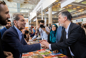 دیدار و گفت‌و گوی عباس صالحی وزیر فرهنگ و ارشاد با کامبیز درم بخش، طراح، کاریکاتوریست و گرافیست ایرانی، در ششمین روز سی و یکمین نمایشگاه بین المللی کتاب تهران