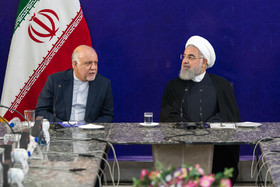 حسن روحانی رئیس‌جمهور و بیژن نامدار زنگنه، وزیر نفت در جلسه‌ای با موضوع نفت، گاز، پالایش و پتروشیمی ایران