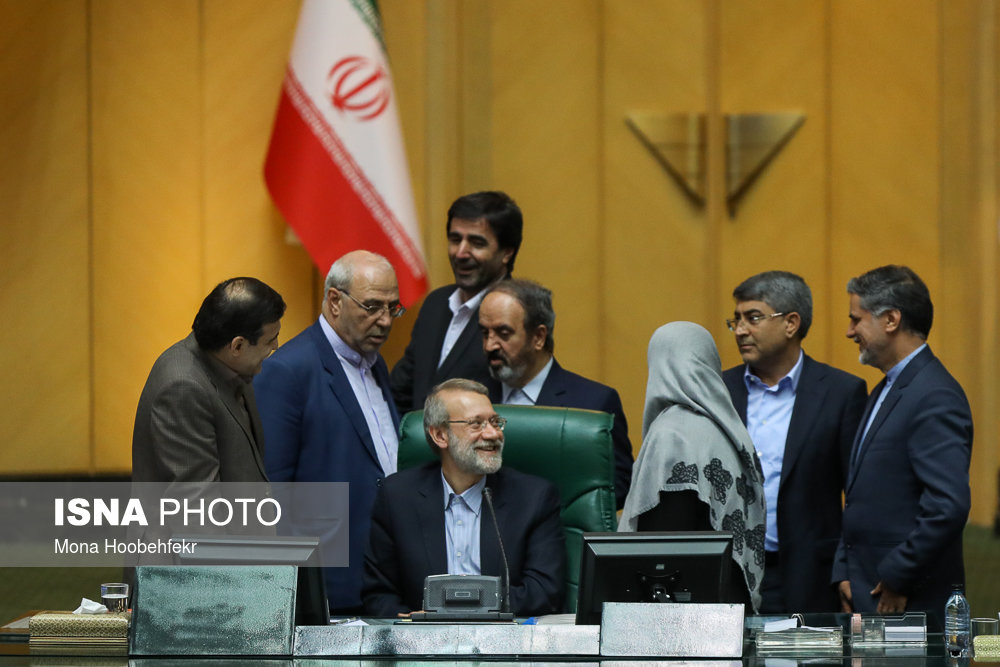 گفتگوی علی لاریجانی با برخی نمایندگان در جلسه‌ی امروز مجلس شورای اسلامی