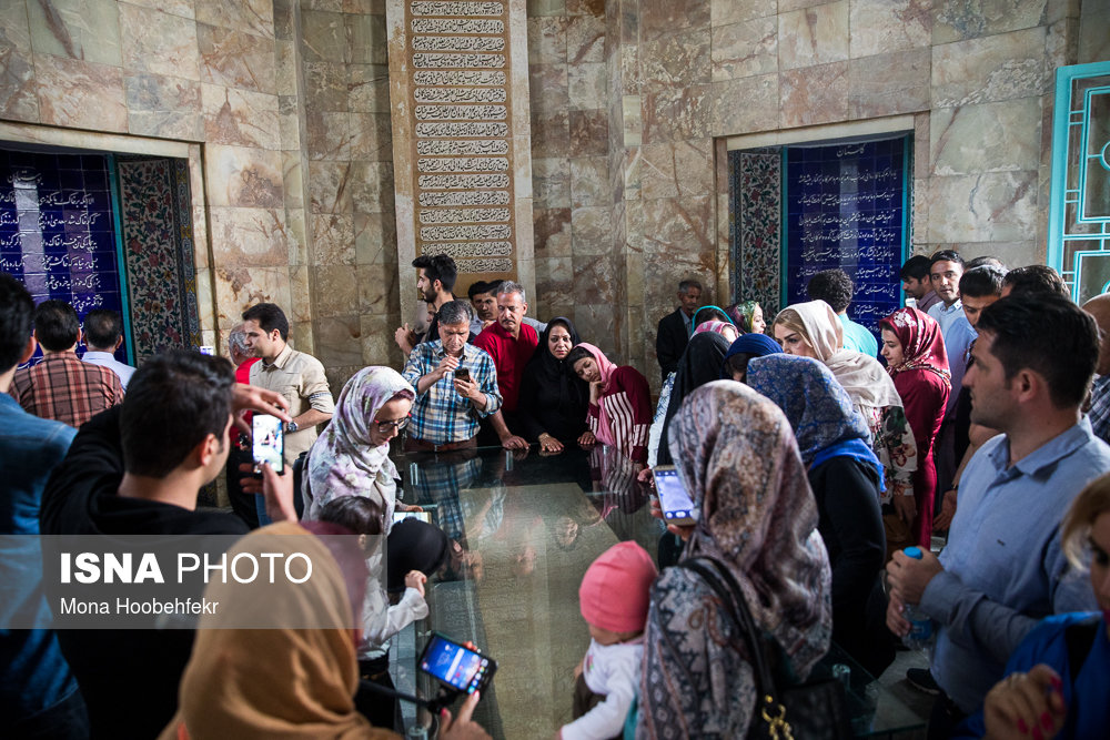 خیل بازدیدکنندگان موبایل به دست بر مزار سعدی