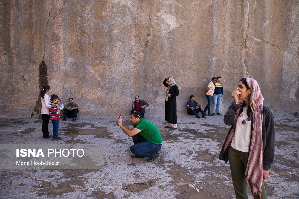 عکاسی گردشگران از آثار تاریخی یا اعضای خانواده خود در آرامگاه اردشیر سوم.