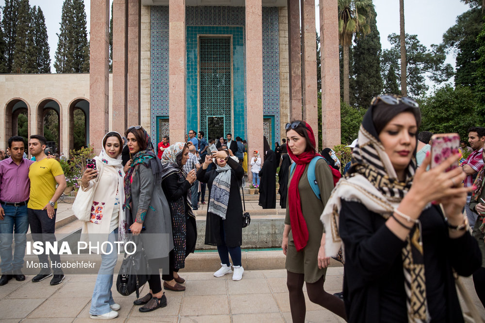 ثبت عکس های سلفی توسط گردشگران در آرامگاه سعدی