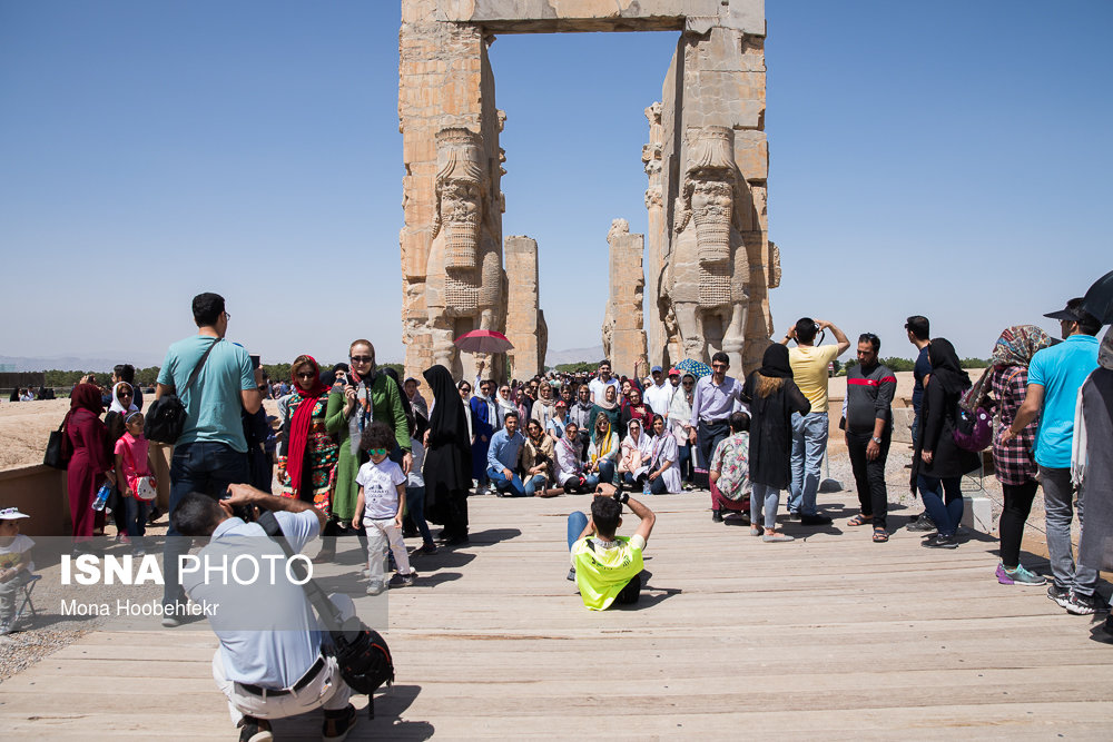 ازدحام گردشگران برای گرفتن عکس های یادگاری خانوادگی که منظره بکر آثار ملی را مخدوش میکند