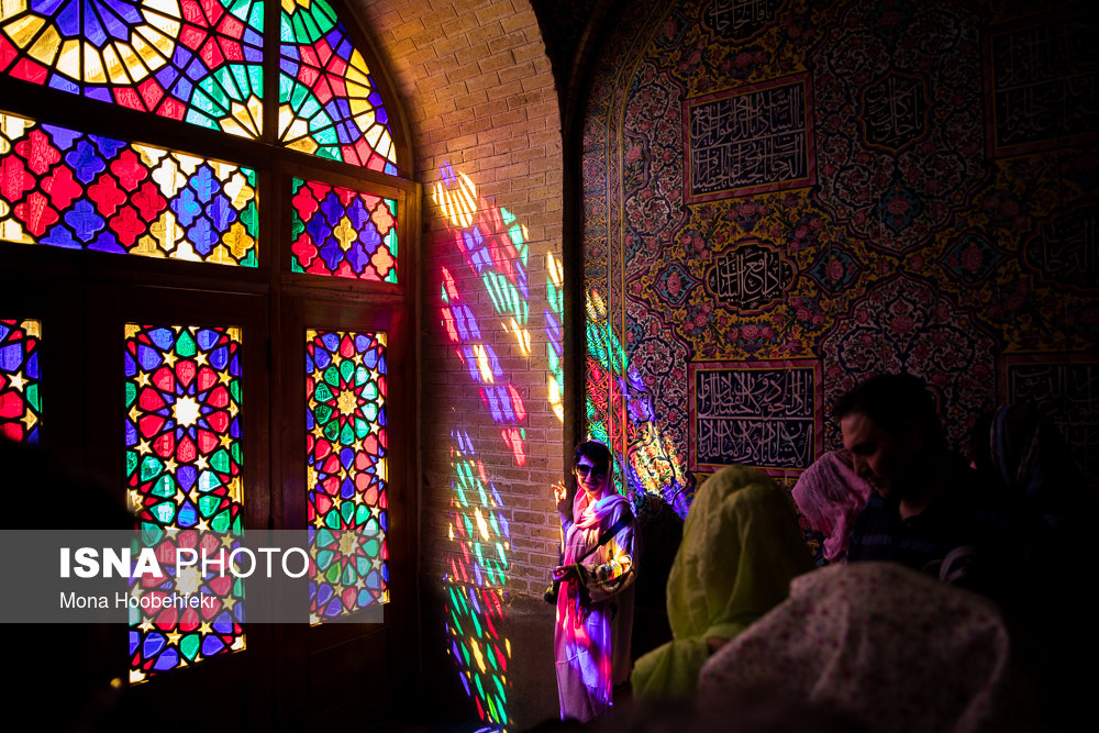 استفاده از رنگ و نور شبستان مسجد نصیرالملک برای ثبت عکس‌های خوش‌رنگ و لعاب از سوی گردشگران