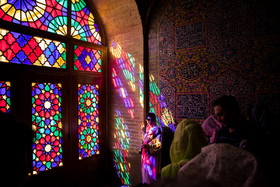 استفاده از رنگ و نور شبستان مسجد نصیرالملک برای ثبت عکس‌های خوش‌رنگ و لعاب از سوی گردشگران