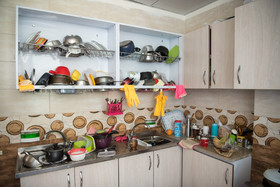 آشپزخانه‌های خوابگاه‌ها برای استفاده چندین نفر تعبیه شده و همین مسأله باعث می‌شود تقریباً همیشه ظروف نشسته به چشم بیاید