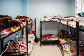 در برخی از اتاق‌های خوابگاه دخترانه مرادی دانشگاه امیرکبیر، هشت دانشجو زندگی می‌کنند